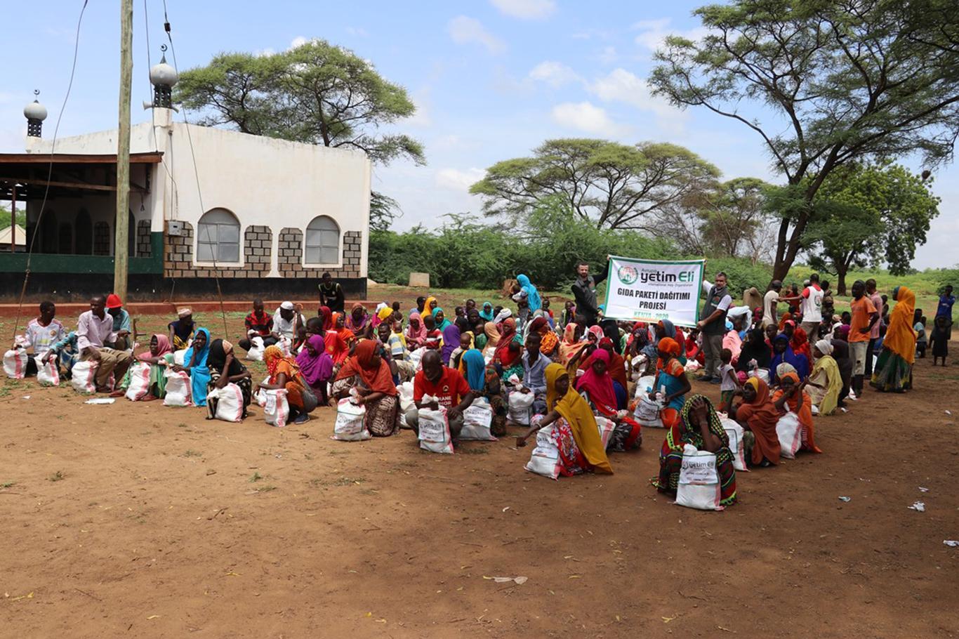 European Yetim Eli distributes food aid in Kenya